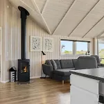 A Stunning In With 3 Bedrooms And Wifi *